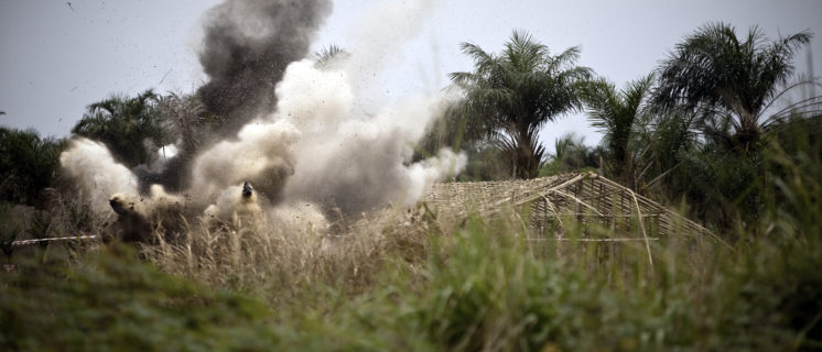 Destruction d'un mortier abandonn de 60mm dcouvert  la priphrie de Kisangani le 15 mars 2011.